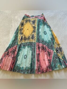 adorable pastel bandana print accordion pleat maxi skirt / size xs